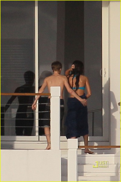 Selena Gomez Justin Bieber Kissing Couple